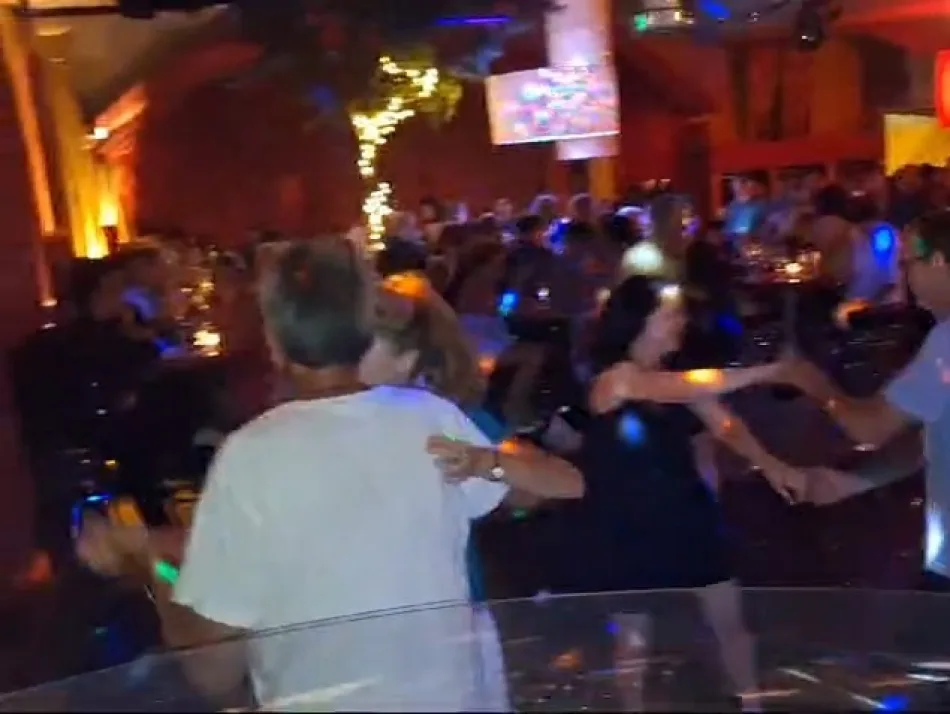 Foto: musi on fire Volle Tanzfläche in einem Tanzlokal mit bunten Lichtern